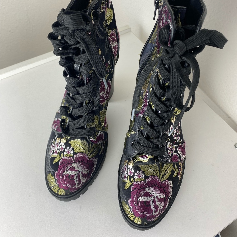 STEVE MADDEN FLOWER ANKLE/COMBAT BOOTS  SIZE 10
